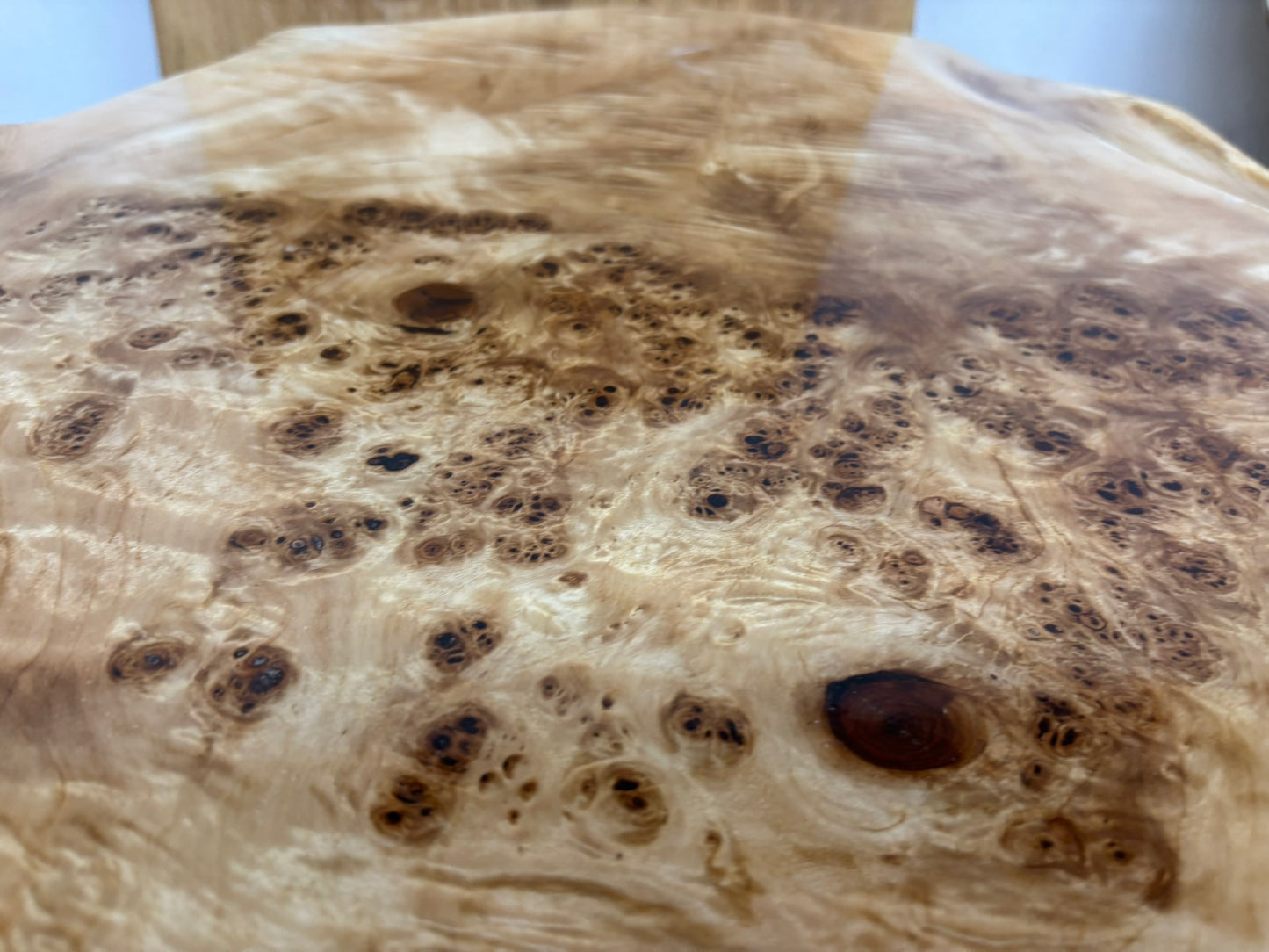 Couchtisch Maserpappel mit Epoxid Glasiert, Handgefertigtes Einzelstück Tischnummer 2006