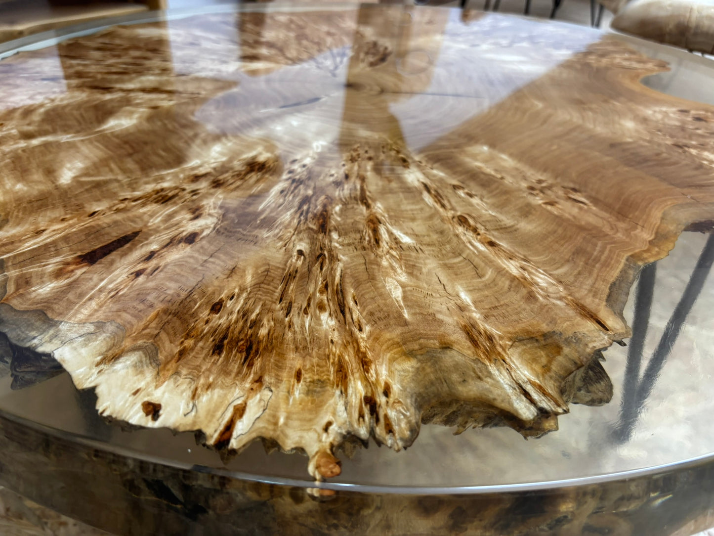 Couchtisch Maserpappel Rund mit Epoxid Tischnummer 2002