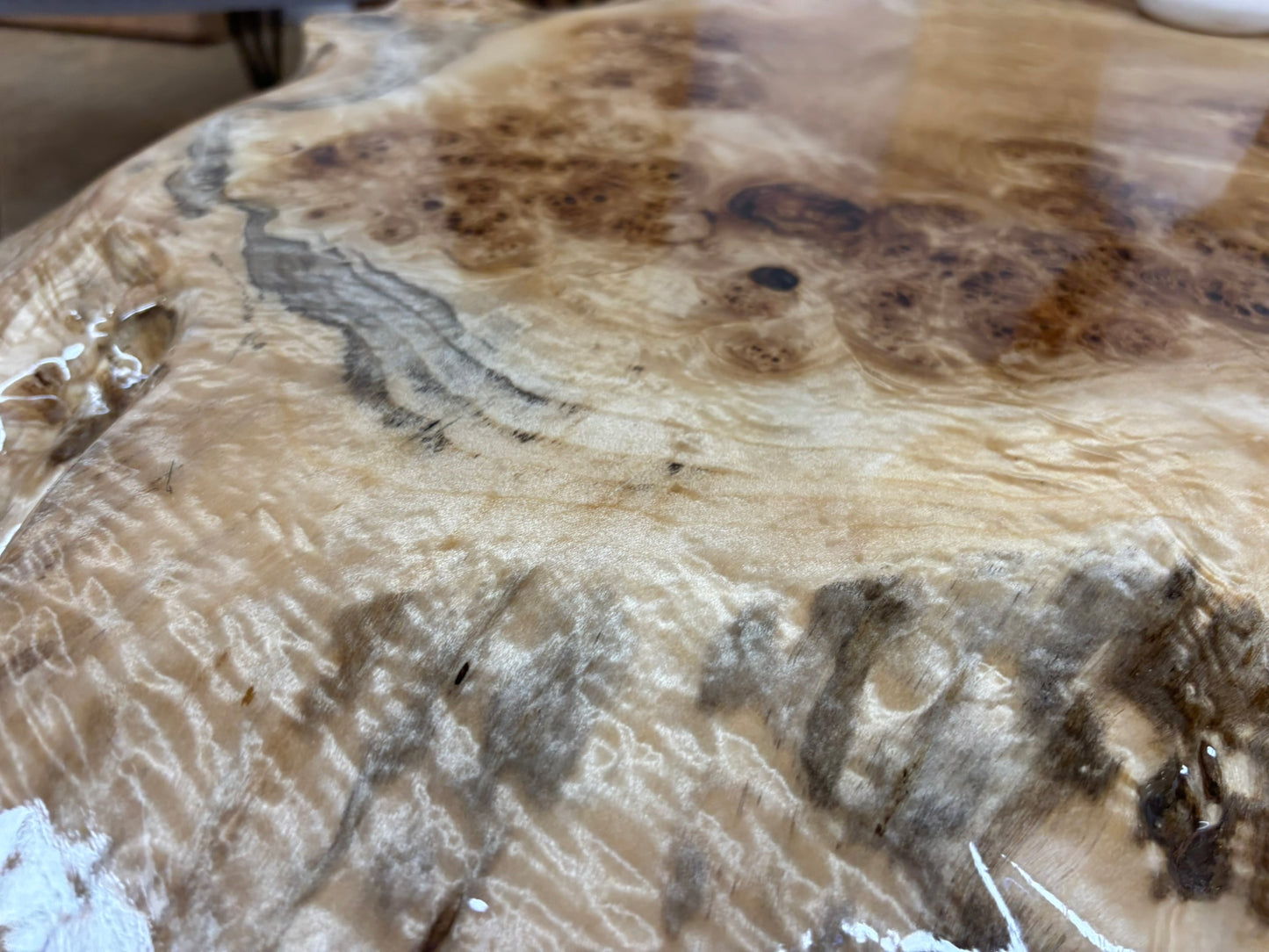 Couchtisch Maserpappel mit Epoxid Glasiert, Handgefertigtes Einzelstück Tischnummer 2006