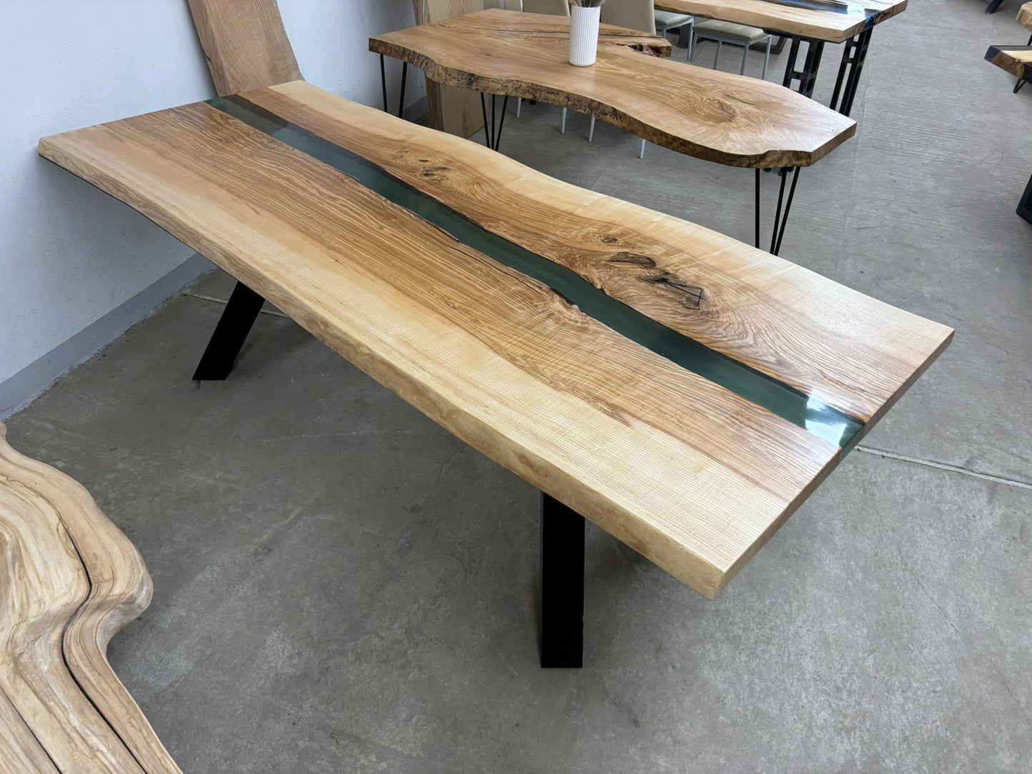 Esstisch aus Esche mit Epoxidfluß Handgefertigtes Unikat Tischnummer 2009