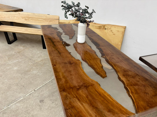 Esstisch aus Platane in Epoxid Mantel Handgefertigtes Unikat Tischnummer 2017