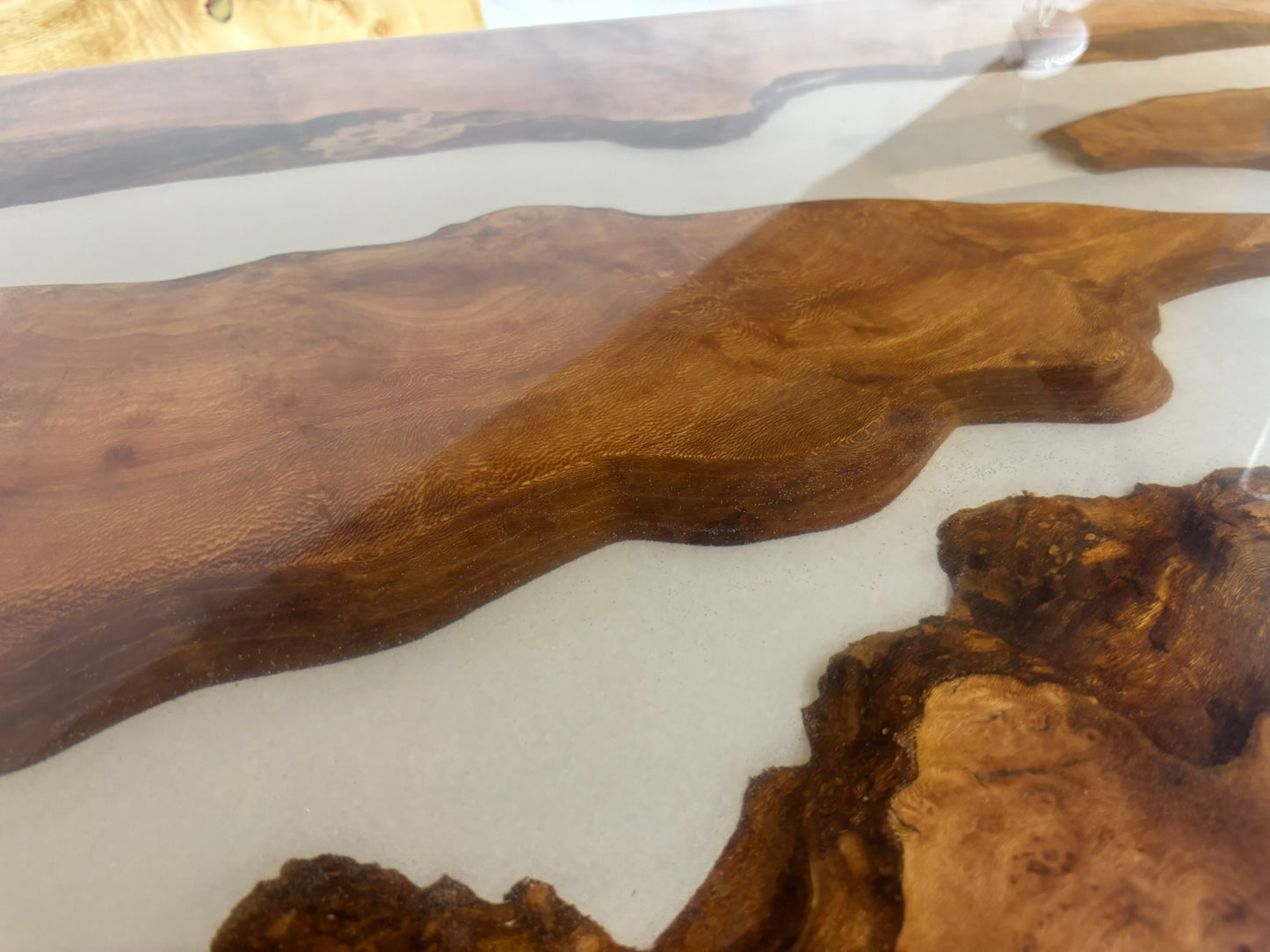 Esstisch aus Platane in Epoxid Mantel Handgefertigtes Unikat Tischnummer 2017