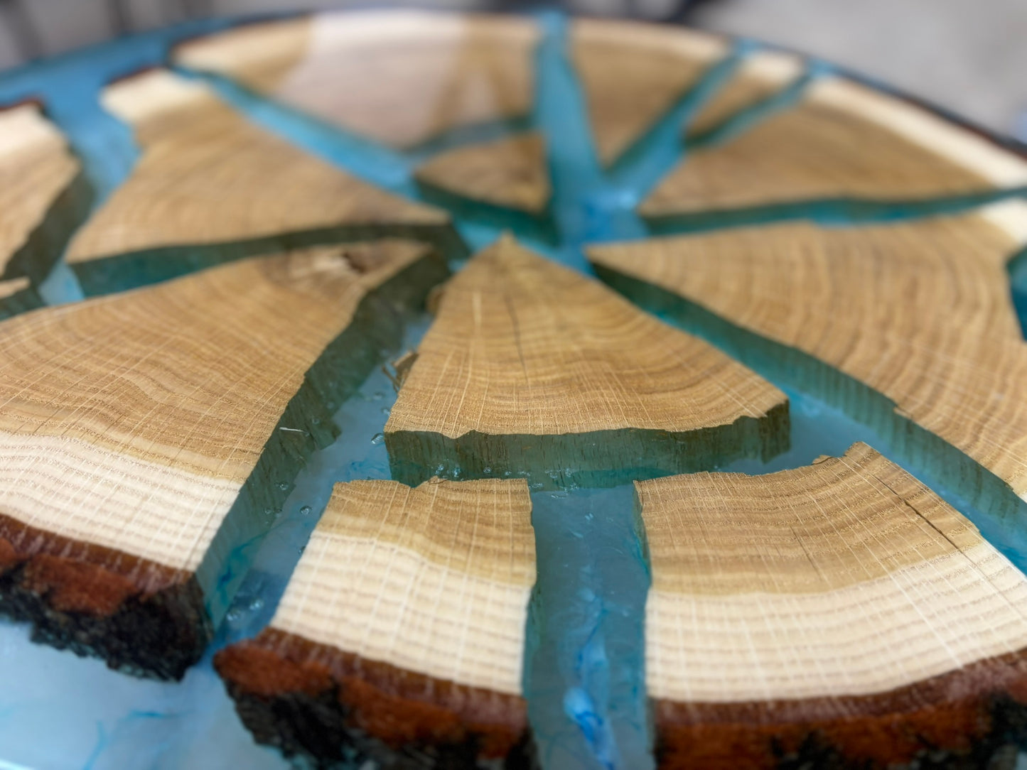Kunstvoller Couchtisch „Puzzle in Blau“ – Eiche & Epoxidharz, handgefertigtes Unikat Tischnummer 2029